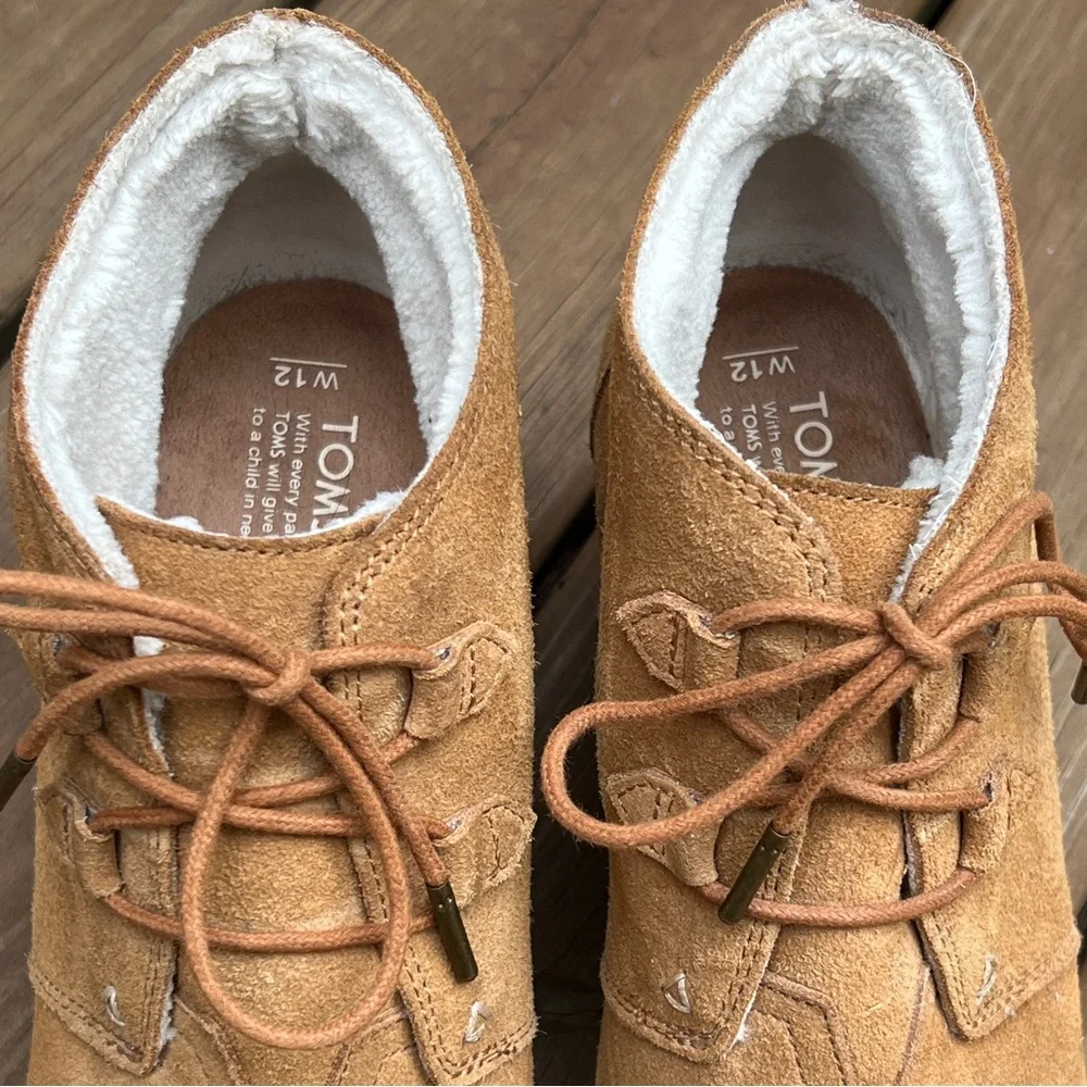 TOMS Desert Wheat Shearling Lined Suede Wedge Ankle Bootie‎ Size: 12